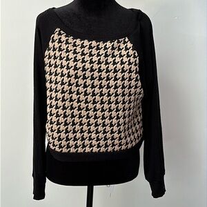 Ambience apparel long sleeve lightweight sweater size medium black and tan